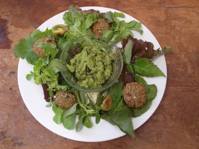 Rotes Brot mit dreierlei roten Aufstrichen, Kräutersalat, Erbsen-Wasabi-Püree und Falafel - Rezept