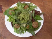 Rotes Brot mit dreierlei roten Aufstrichen, Kräutersalat, Erbsen-Wasabi-Püree und Falafel - Rezept