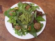 Rotes Brot mit dreierlei roten Aufstrichen, Kräutersalat, Erbsen-Wasabi-Püree und Falafel - Rezept