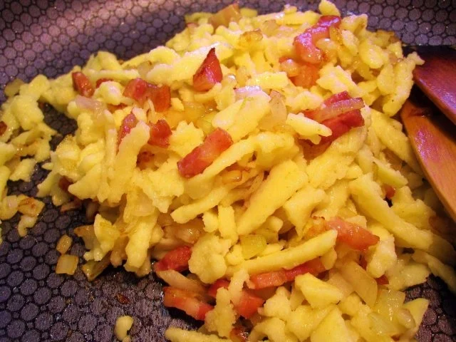 Rezept: Speck-Spätzle mit viel Zwiebeln Bild Nr. 5 Speck-Spätzle mit viel Zwiebeln - Rezept - Bild Nr. 5