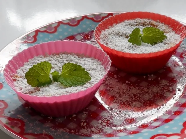 Fruchtige Schoko-Käseküchlein mit Nektarinen und Erdnüssen - Rezept