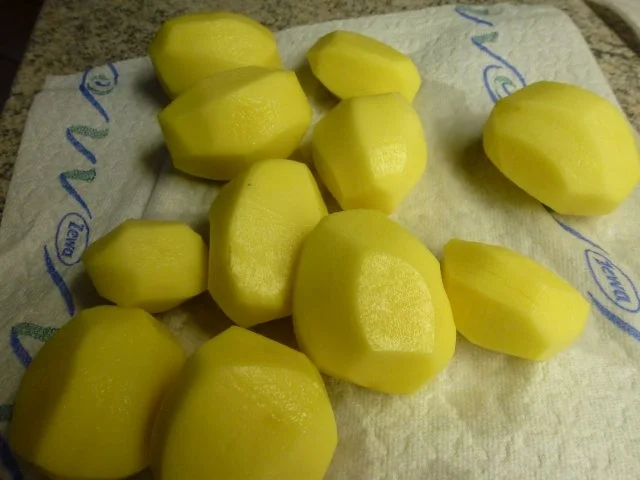 Ein lila Stampf mit Fleischeinlage und Tomatensalat - Rezept - Bild Nr. 2