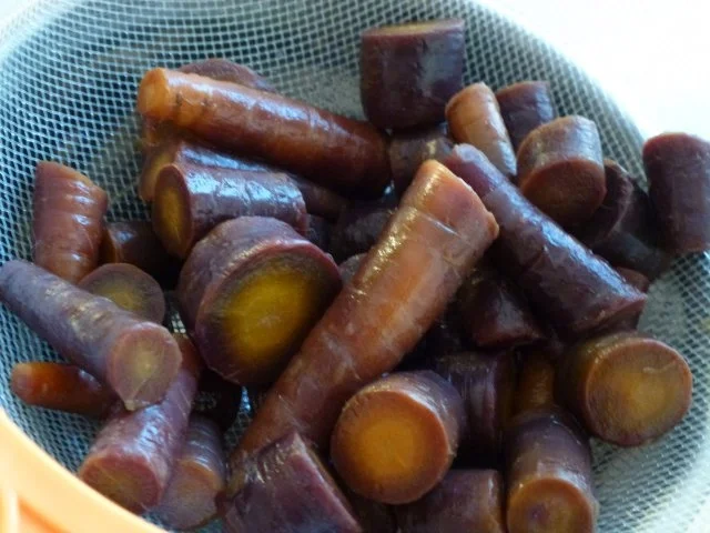 Ein lila Stampf mit Fleischeinlage und Tomatensalat - Rezept - Bild Nr. 3