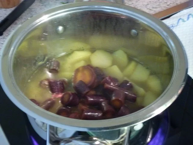 Ein lila Stampf mit Fleischeinlage und Tomatensalat - Rezept - Bild Nr. 4