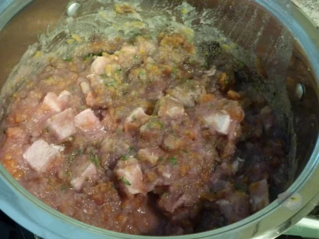 Ein lila Stampf mit Fleischeinlage und Tomatensalat - Rezept - Bild Nr. 5