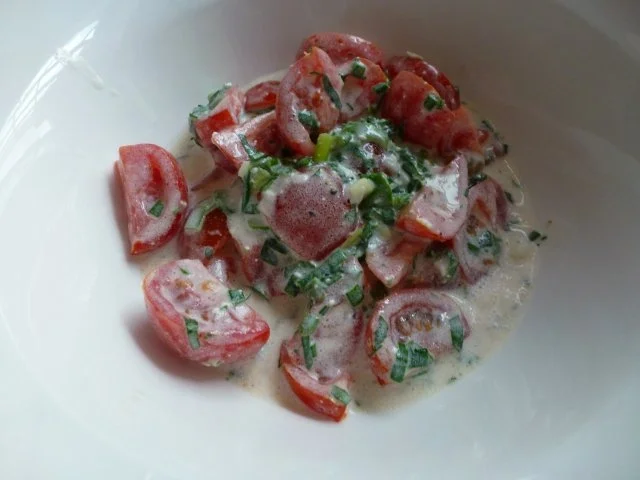 Ein lila Stampf mit Fleischeinlage und Tomatensalat - Rezept - Bild Nr. 7