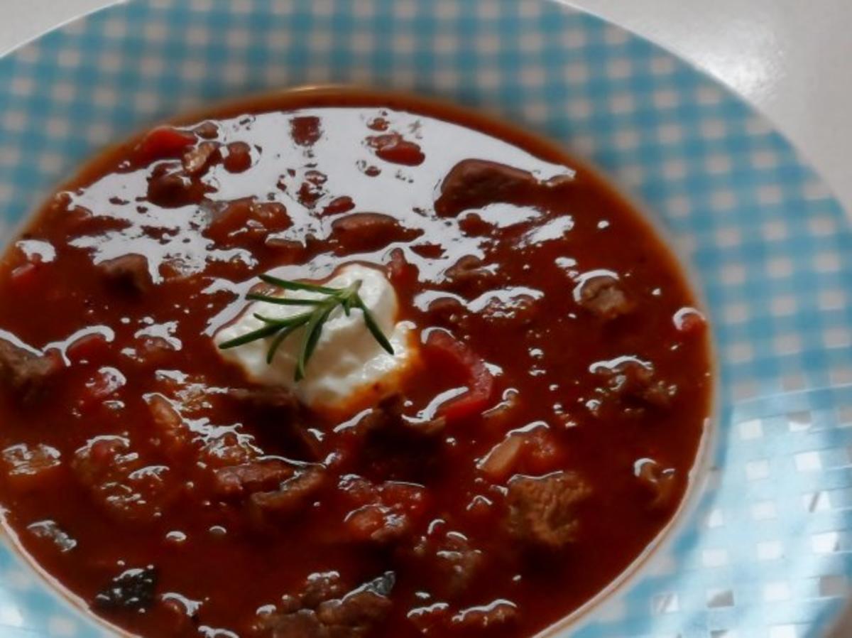 Suppen/Eintöpfe: Würzig-scharfe Gulaschsuppe mit Pfifferlingen ...