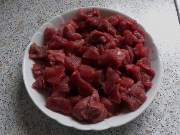 Suppen/Eintöpfe: Würzig scharfe Gulaschsuppe mit Pfifferlingen ...