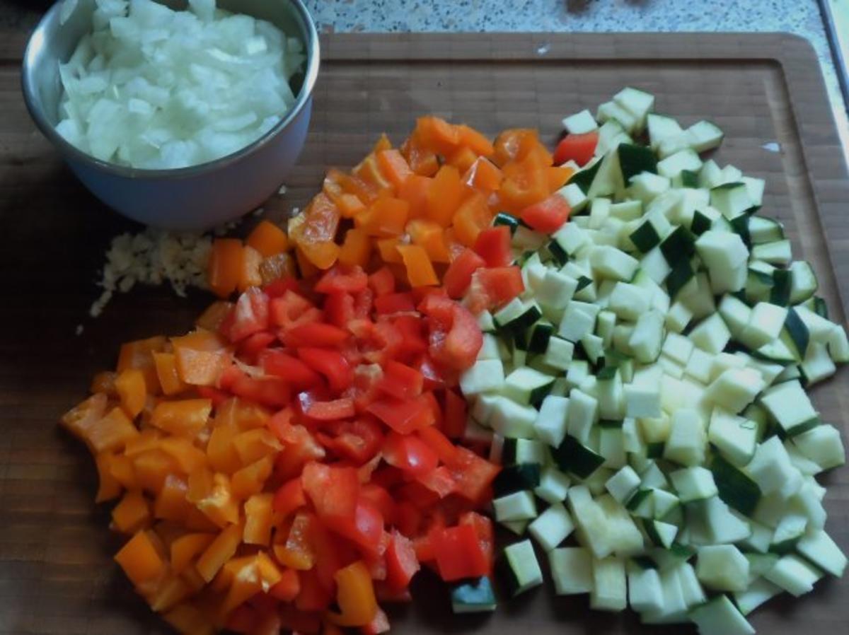 Suppen/Eintöpfe: Würzig-scharfe Gulaschsuppe mit Pfifferlingen, Zucchini und Paprika - Rezept - Bild Nr. 3