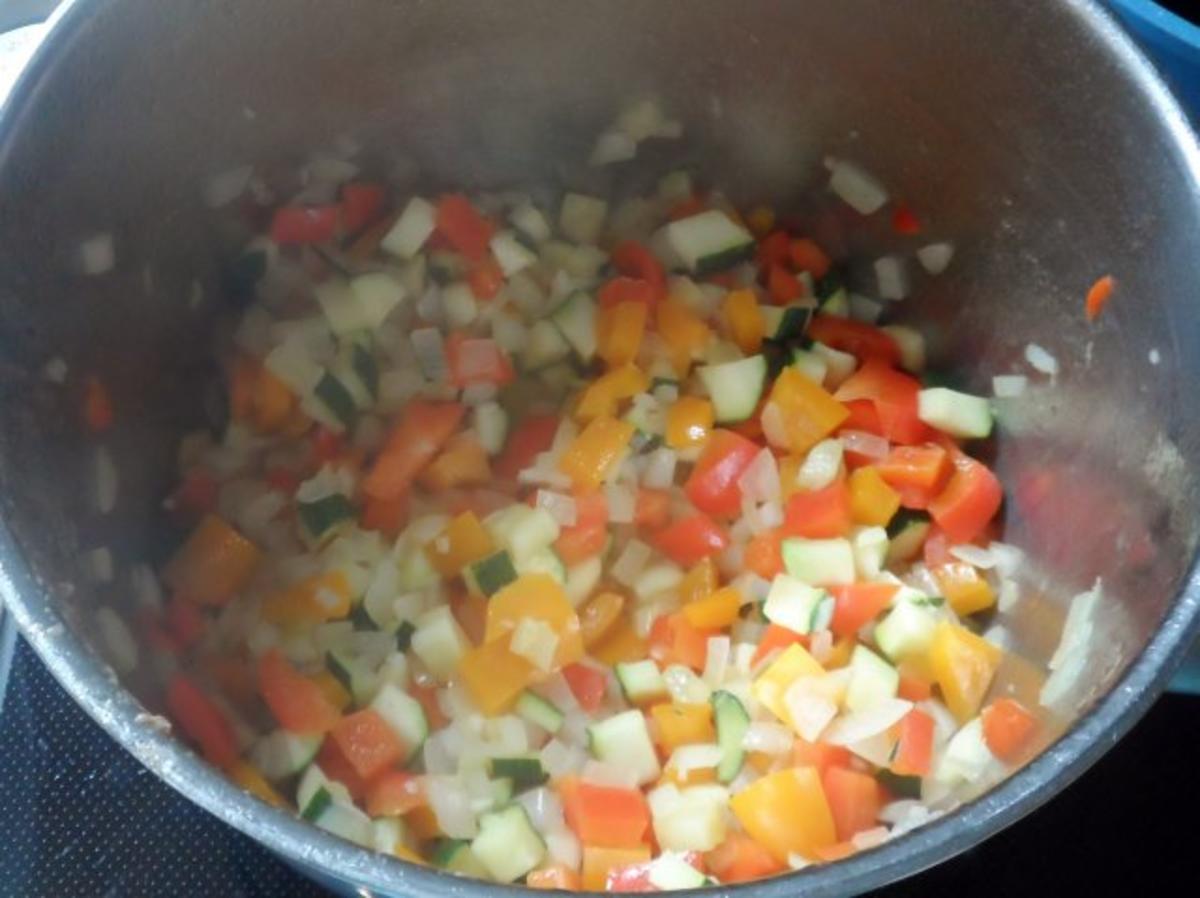 Suppen/Eintöpfe: Würzig-scharfe Gulaschsuppe mit Pfifferlingen, Zucchini und Paprika - Rezept - Bild Nr. 5