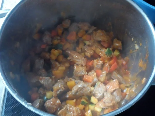 Suppen/Eintöpfe: Würzig-scharfe Gulaschsuppe mit Pfifferlingen, Zucchini und Paprika - Rezept - Bild Nr. 6