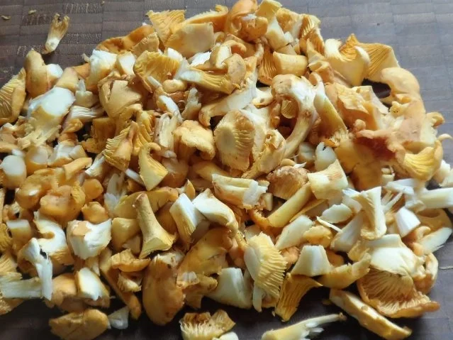 Suppen/Eintöpfe: Würzig-scharfe Gulaschsuppe mit Pfifferlingen, Zucchini und Paprika - Rezept - Bild Nr. 8