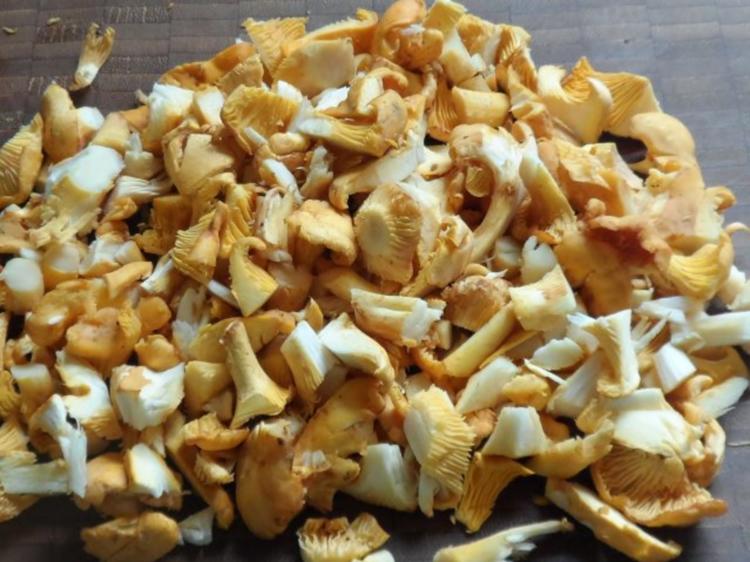 Suppen/Eintöpfe: Würzig scharfe Gulaschsuppe mit Pfifferlingen ...