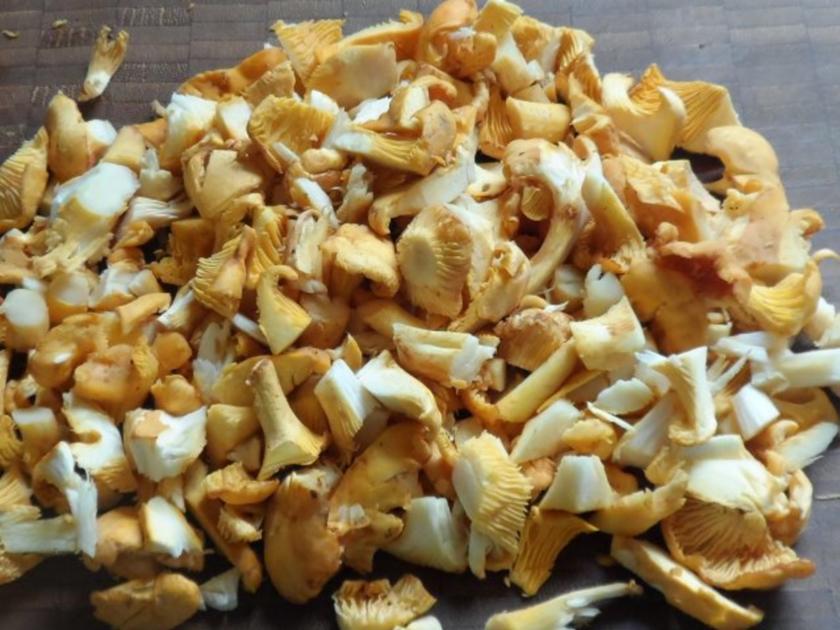 Suppen/Eintöpfe: Würzig scharfe Gulaschsuppe mit Pfifferlingen ...