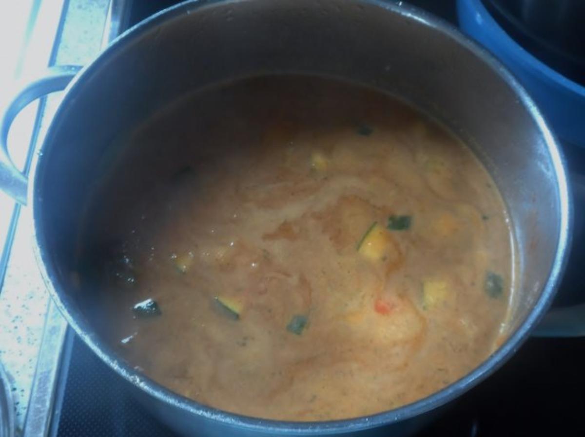 Suppen/Eintöpfe: Würzig-scharfe Gulaschsuppe mit Pfifferlingen, Zucchini und Paprika - Rezept - Bild Nr. 7