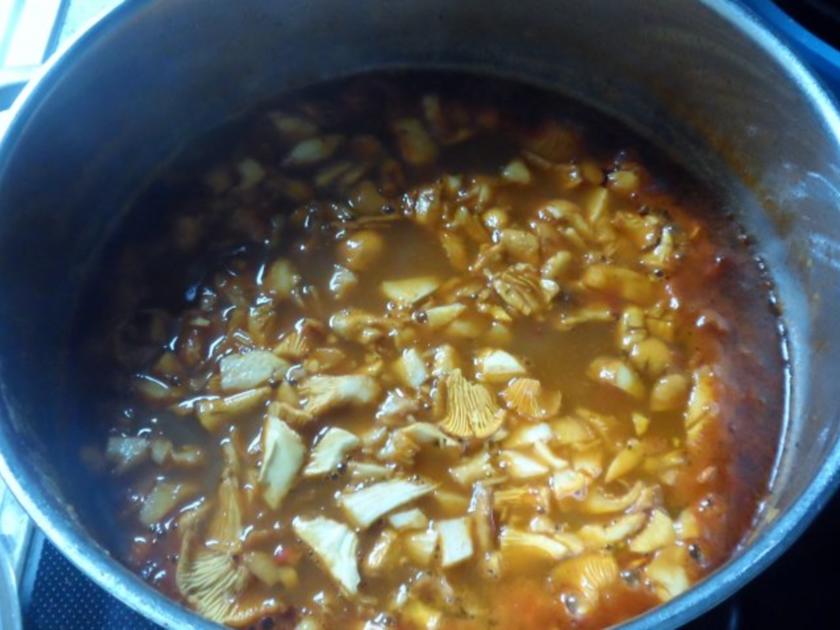 Suppen/Eintöpfe: Würzig scharfe Gulaschsuppe mit Pfifferlingen ...