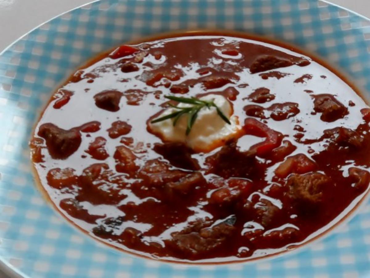 Suppen/Eintöpfe: Würzig-scharfe Gulaschsuppe mit Pfifferlingen, Zucchini und Paprika - Rezept - Bild Nr. 10