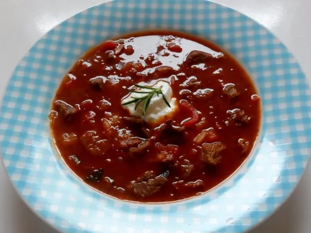 Suppen/Eintöpfe: Würzig-scharfe Gulaschsuppe mit Pfifferlingen, Zucchini und Paprika - Rezept - Bild Nr. 11