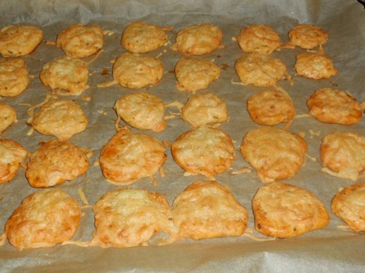Pikantes Käsegebäck: Würzige Pizza Kräcker &amp; scharfe Chili Rosmarin ...