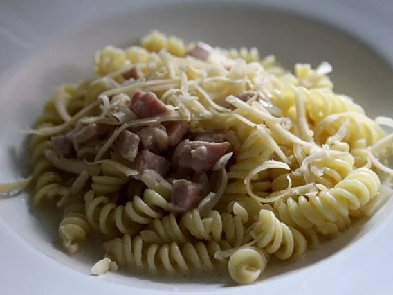 Nudeln mit Kassler-Sahne-Sauce - Rezept