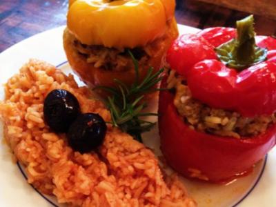 Paprika gefüllt mit Rinderhack-Reis-Füllung  an Tomatenreis - Rezept