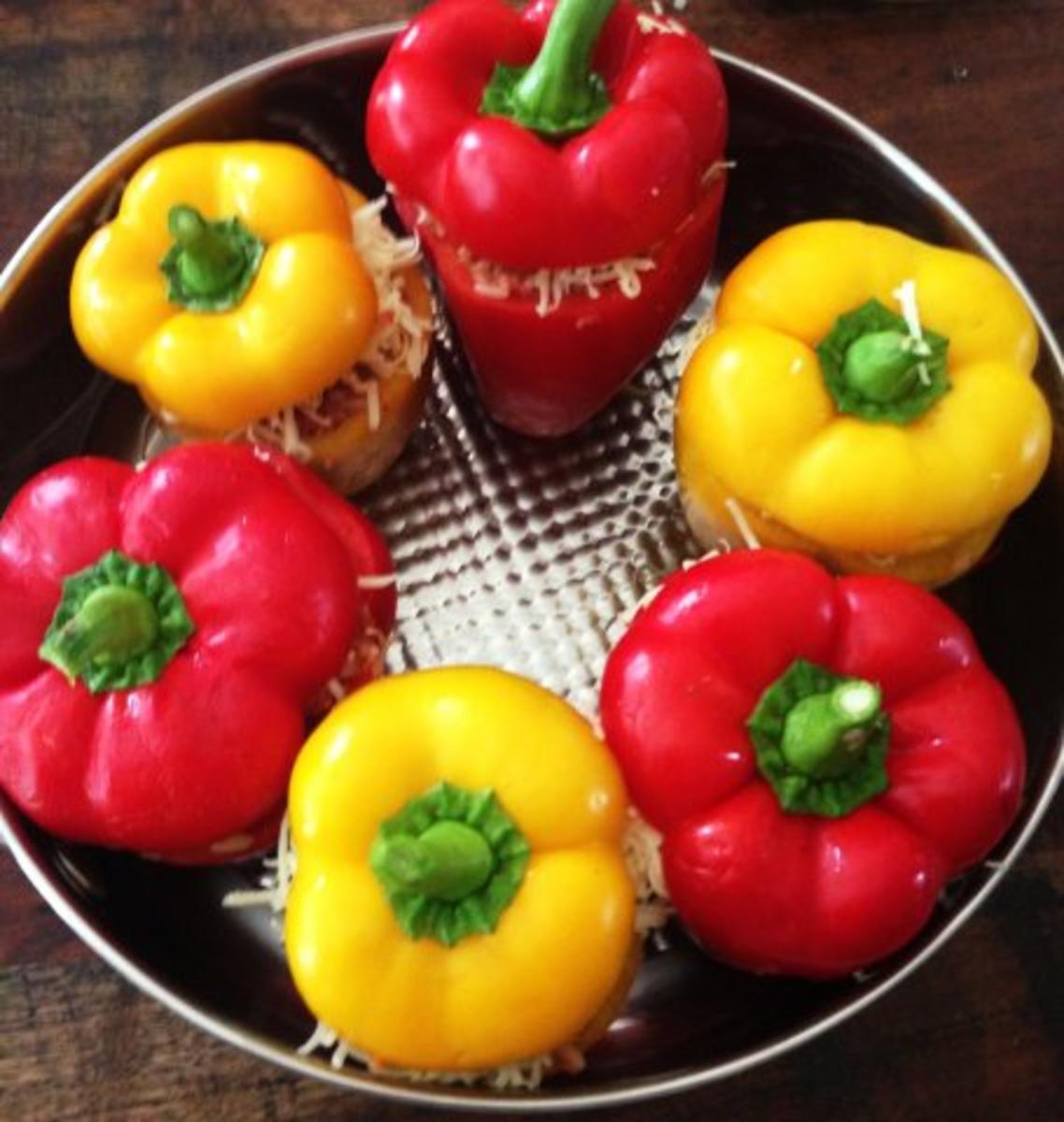 Paprika gefüllt mit Rinderhack-Reis-Füllung  an Tomatenreis - Rezept - Bild Nr. 2
