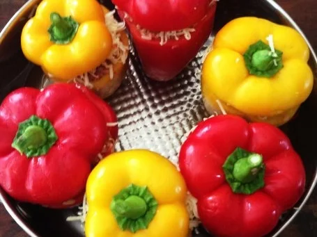 Paprika gefüllt mit Rinderhack-Reis-Füllung  an Tomatenreis - Rezept - Bild Nr. 2