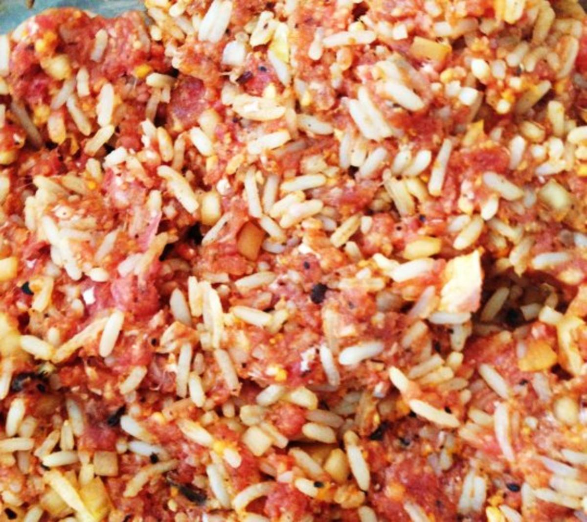 Paprika gefüllt mit Rinderhack-Reis-Füllung  an Tomatenreis - Rezept - Bild Nr. 3