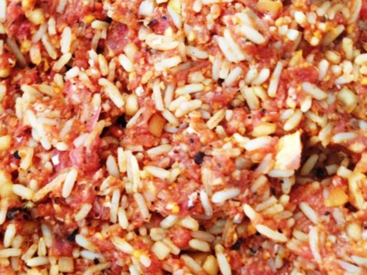 Paprika gefüllt mit Rinderhack Reis Füllung an Tomatenreis - einfach ...