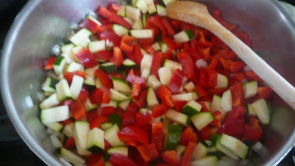 Gefüllte Paprika mit Gemüsehackfleischsoße - Rezept - Bild Nr. 5