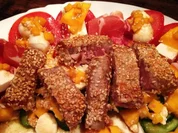 Thunfisch in Sesammantel auf Mango-Gurken - Rezept