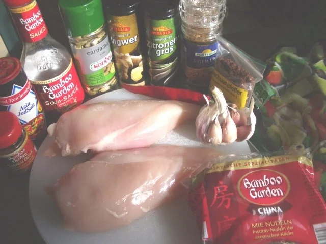 Knusprig gebratene Hähnchenbrust auf gebratenen Chinanudeln - Rezept - Bild Nr. 2