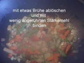 Knusprig gebratene Hähnchenbrust auf gebratenen Chinanudeln - Rezept - Bild Nr. 12