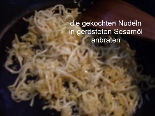 Knusprig gebratene Hähnchenbrust auf gebratenen Chinanudeln - Rezept - Bild Nr. 11