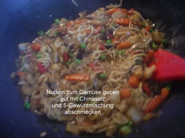 Knusprig gebratene Hähnchenbrust auf gebratenen Chinanudeln - Rezept - Bild Nr. 13