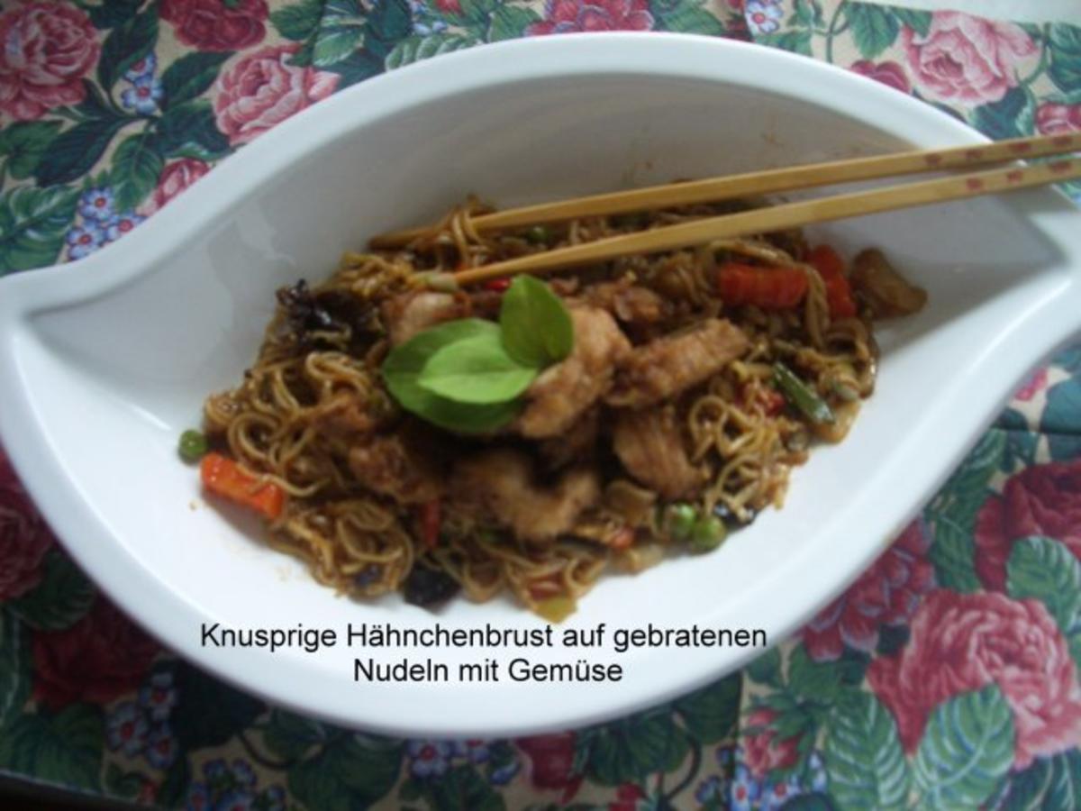 Bilder für Knusprig gebratene Hähnchenbrust auf gebratenen Chinanudeln - Rezept