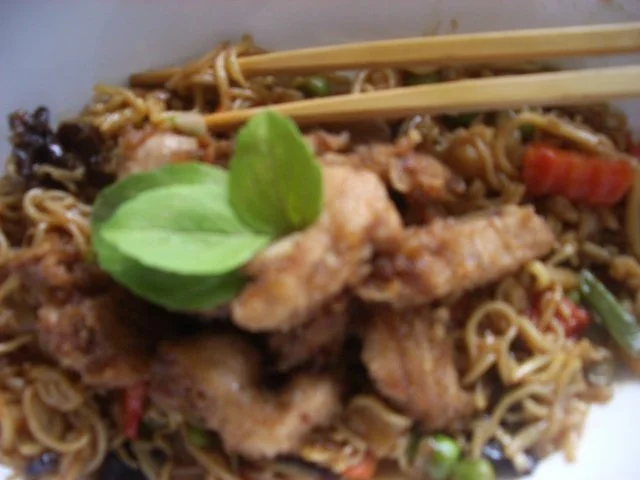 Knusprig gebratene Hähnchenbrust auf gebratenen Chinanudeln - Rezept - Bild Nr. 15