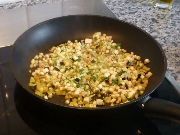 Span.Paprika mit Calamar- Kartoffelfüllung auf Basilikumcreme und  Maccaroni - Rezept - Bild Nr. 2