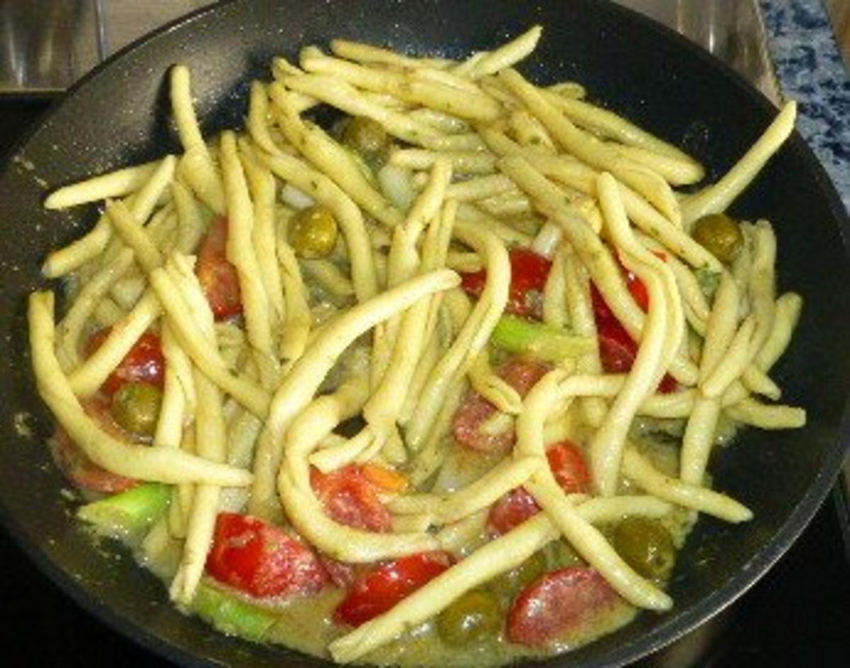 Span.Paprika mit Calamar- Kartoffelfüllung auf Basilikumcreme und  Maccaroni - Rezept - Bild Nr. 6