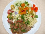 vegane Gulasch mit Hirse und Rohkost - Rezept