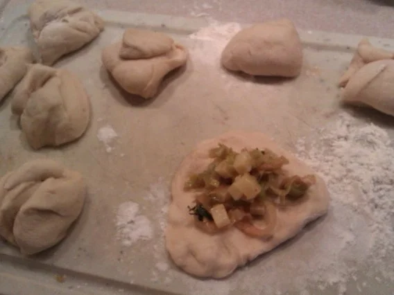 Gefüllte Hefeklöße mit Paprikasauerkraut - Rezept - Bild Nr. 2