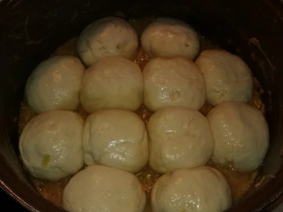 Gefüllte Hefeklöße mit Paprikasauerkraut - Rezept - Bild Nr. 3