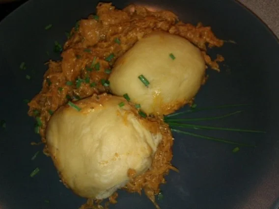 Gefüllte Hefeklöße mit Paprikasauerkraut - Rezept - Bild Nr. 4