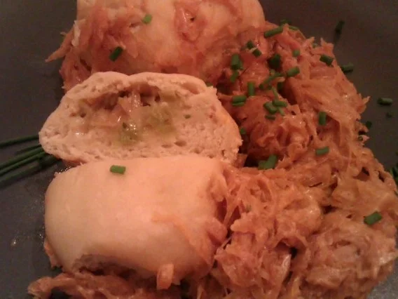Gefüllte Hefeklöße mit Paprikasauerkraut - Rezept - Bild Nr. 5