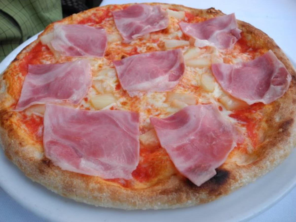 Pizza mit Kochschinken und Ananas - Rezept