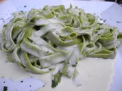 Grüne Bandnudeln an Käsesauce - Rezept