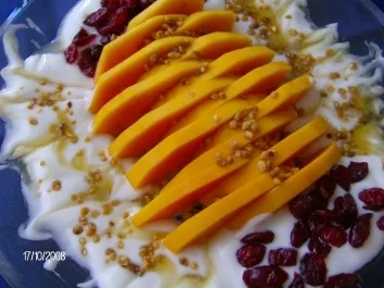 Papaya mit Jogurth-Honig-Soße und Cranbeerys - Rezept