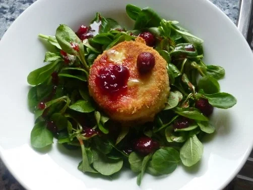 Feldsalat mit Preiselbeervinaigrette und gebackenem Camembert - Rezept