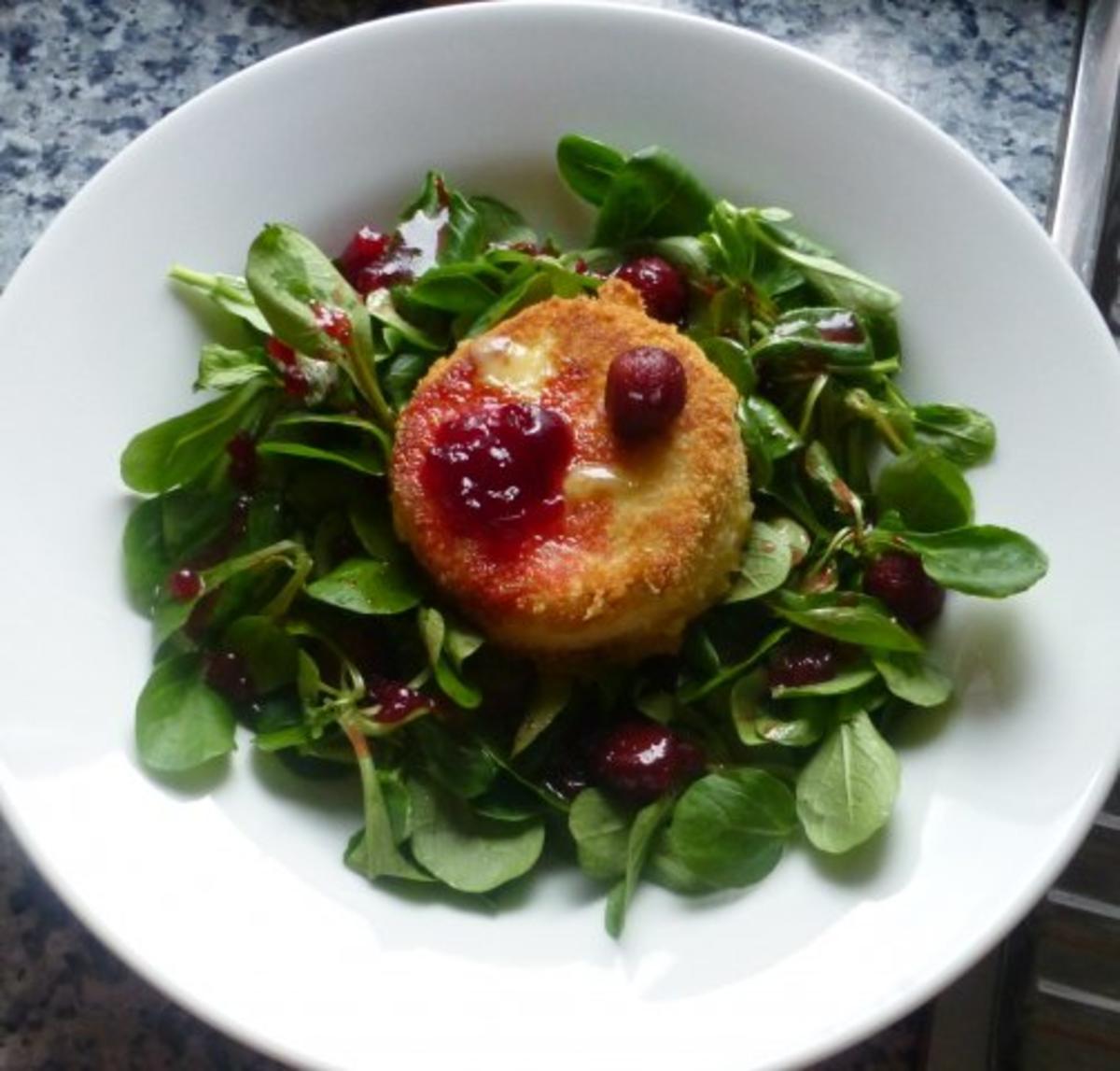 Feldsalat mit Preiselbeervinaigrette und gebackenem Camembert - Rezept ...