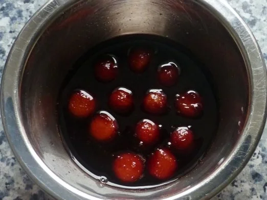 Feldsalat mit Preiselbeervinaigrette und gebackenem Camembert - Rezept - Bild Nr. 2